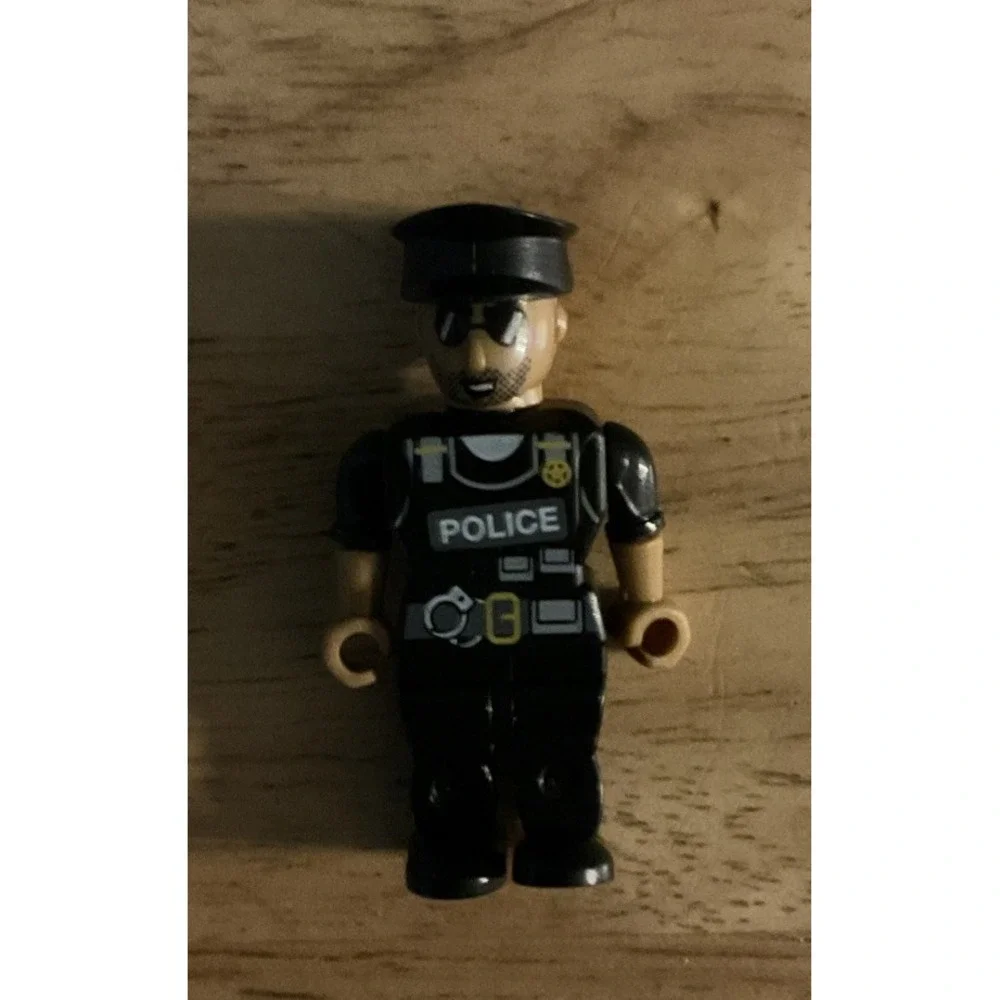 Lot Of Make-It Block‎  Policeman, Fireman Figures And Extra Heads